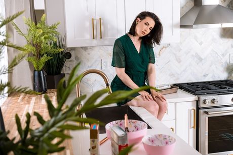 Brunette amerikanske kone Casey Calvert får sin varme røv slikket og hendes fisse dicked