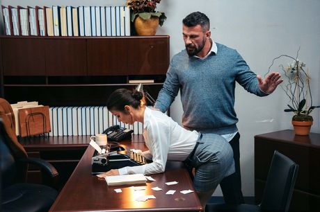 曲線美の胸を持つアメリカ人秘書アレクシス・フォークスはオフィスで彼女のオマンコを詰め込まれます