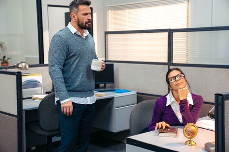 曲線美の胸を持つアメリカ人秘書アレクシス・フォークスはオフィスで彼女のオマンコを詰め込まれます