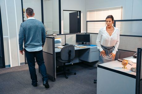 曲線美の胸を持つアメリカ人秘書アレクシス・フォークスはオフィスで彼女のオマンコを詰め込まれます