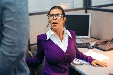 曲線美の胸を持つアメリカ人秘書アレクシス・フォークスはオフィスで彼女のオマンコを詰め込まれます