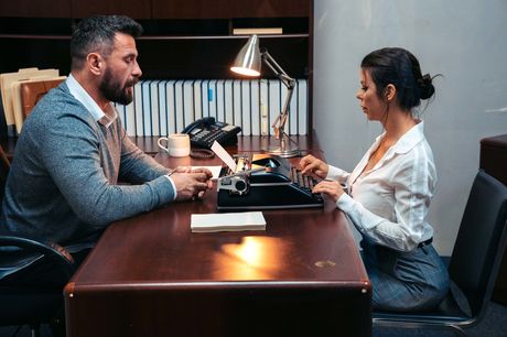 曲線美の胸を持つアメリカ人秘書アレクシス・フォークスはオフィスで彼女のオマンコを詰め込まれます