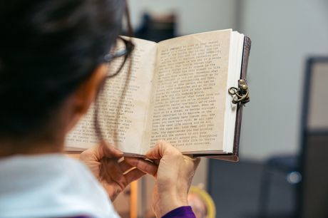 曲線美の胸を持つアメリカ人秘書アレクシス・フォークスはオフィスで彼女のオマンコを詰め込まれます