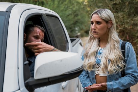 金髮美國女孩 Abella Danger 在後院與她的繼兄發生性關係