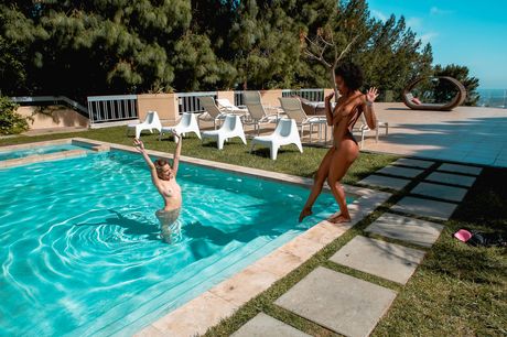 Britney Amber får sine fantastiske sæd og fisse kneppet af en liderlig nabo