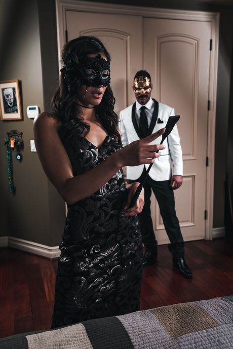 素敵なブルネットのエミリー・ウィリスとリサがベッドで3Pをする