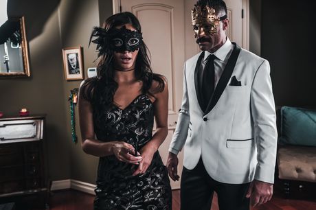 素敵なブルネットのエミリー・ウィリスとリサがベッドで3Pをする