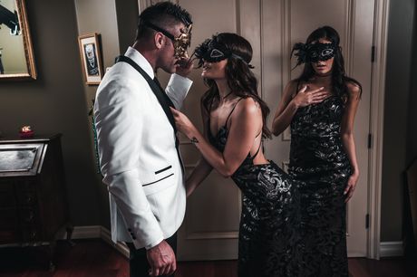 素敵なブルネットのエミリー・ウィリスとリサがベッドで3Pをする