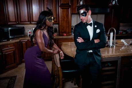 Sort skønhed Lisa får sin twat slikket og dicked i køkkenet