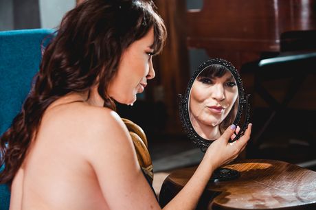 優秀なアメリカ人妻ダナ・ディアモンドは黒人男に足を舐められ、オマンコを犯される