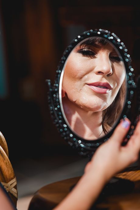 優秀なアメリカ人妻ダナ・ディアモンドは黒人男に足を舐められ、オマンコを犯される