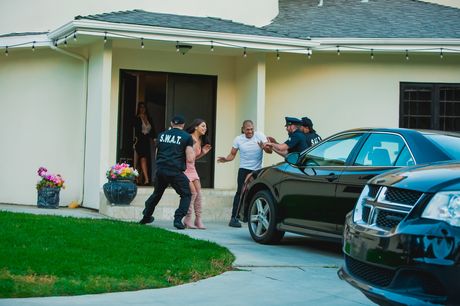 漂亮美女 Gina Valentina 和 Angela White 在三人行中共用一根雞巴