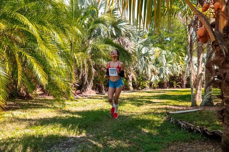 Slank amerikansk søde Maya Bijou får sin fisse slikket og kneppet af sin træner