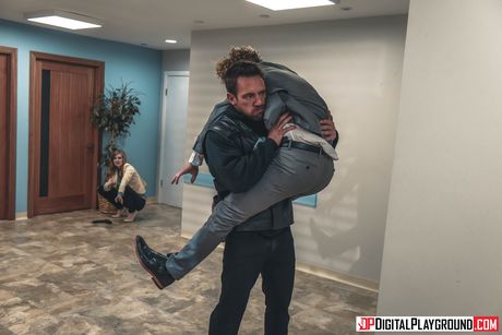 Excellent american blonde Dolly Leigh gets her twat stuffed by a horny guy in the dark