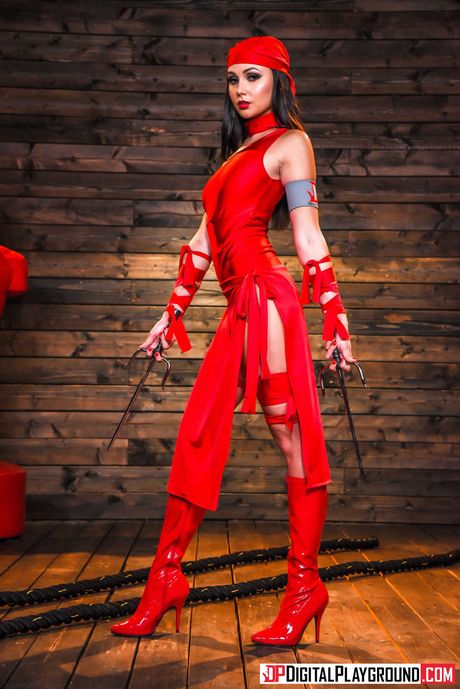 印象的なアメリカのブルネットのアリアナマリーは、マスクをした男に縛られ、犯される