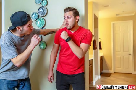 巨乳のアメリカ人女性キャシディ・バンクスが義理の弟とバスルームでセックスをする