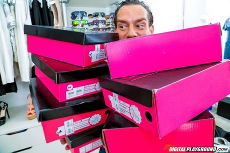 Amerikansk blondine med kurvet bryst Nicole Clitman får sin fisse kneppet af en sælger