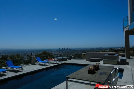 Marina Angel er en smuk teenager med en perfekt krop og en stor pik