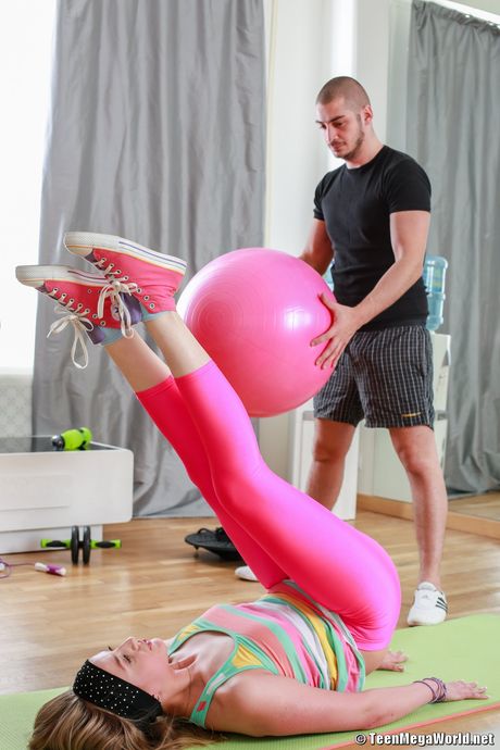 Tynde russisk pige Milana Fox får sin fisse slikket og kneppet af sin træner