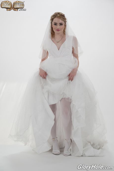 瘦削的美國金髮女郎 Reese Robbins 的陰道被一根大黑雞巴塞滿