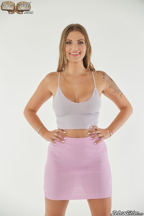 金髪のケンジー・ラブと彼女の黒人の恋人ダイアモンド・バンクスがBBCとおもちゃを共有