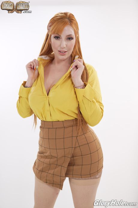 美國紅髮美女勞倫菲利普斯在光榮洞性交前露出她的大胸部