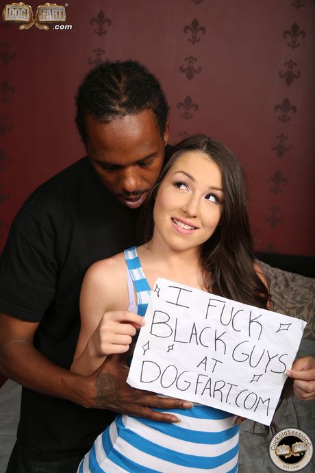 Petite Latina Lola Foxx får sin fisse kneppet af en BBC, mens hendes hanrej ser på