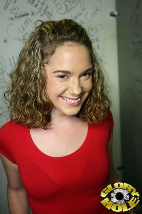 Krøllet amatør Sammy Grand suger et gloryhole BBC og bliver ansigtet