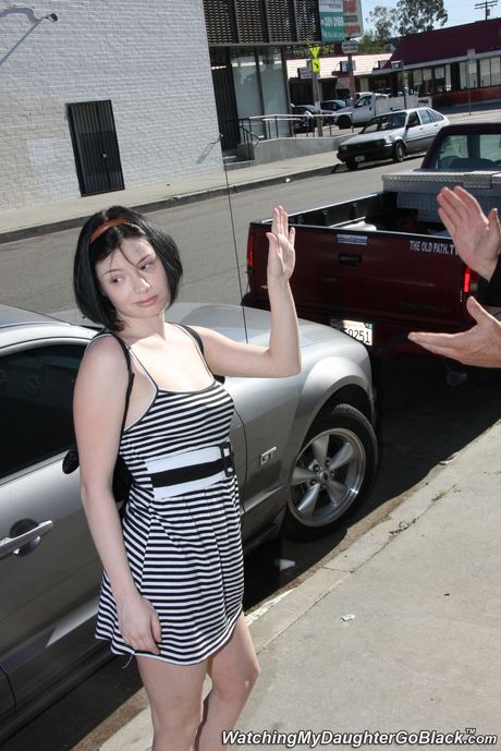 Brunette Tatiana Kush har sex med en sort mand, mens hendes far ser på