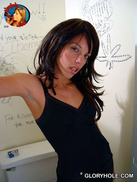 嬌小少女 Kitti 在公共廁所裡第一次被黑屌插到