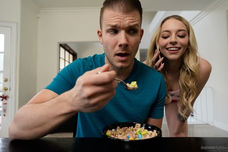 Lily Larimar er en sexet blondine teenager, der elsker at kneppe sin stedbror