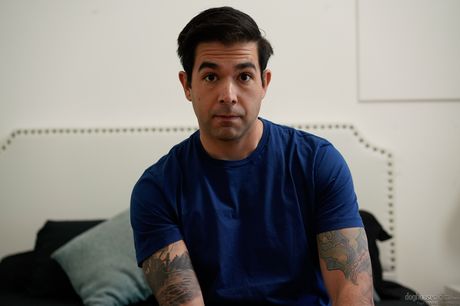 ラテン系の美女ハーレー・ヘイズがソファで義理の弟とセックス