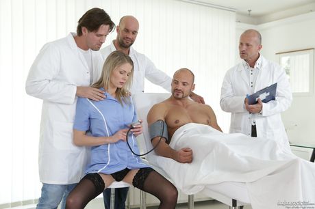 Den fantastiske tjekkiske sygeplejerske Claudia Macc bliver dobbeltkneppet i et gruppesex