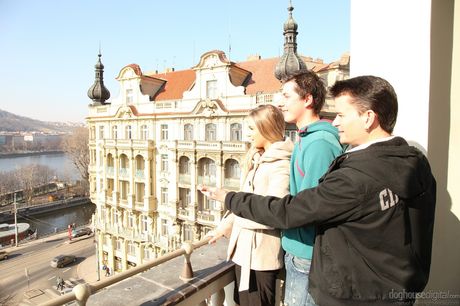 頑皮的俄羅斯美女 Ally Horny 被兩名雙性戀男子雙重滲透