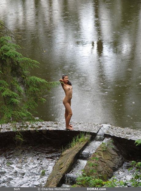 愛らしい十代のソフィは小さなおっぱいを見せて、ソロで裸のポーズをとる