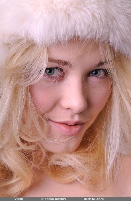 純真な十代のアリサ・Gがベッドの上で優雅に裸のポーズをとる