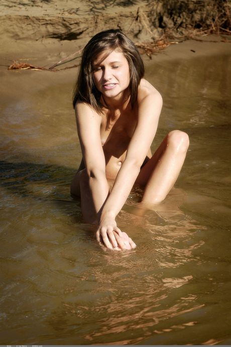 Dejlig teenager Elela stritter af på en klippe i havet