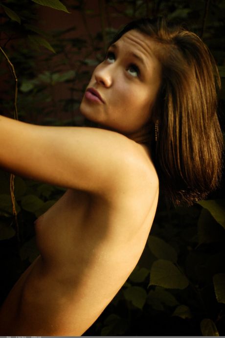 美しい少女エレラが人里離れた場所で素晴らしい体を披露