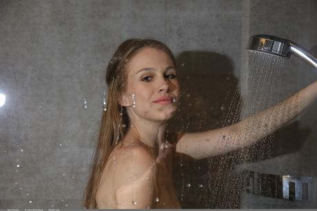 魅惑的なチェコの表紙ガール、ネラ・デッカーは全裸になってシャワーを浴びる