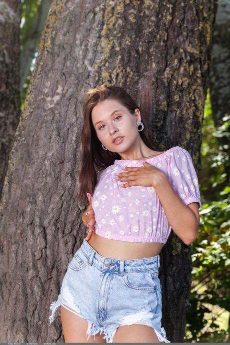 セクシーなロシア人少女スカイ・ヤングが森の中で毛布の上ですべてを脱ぐ