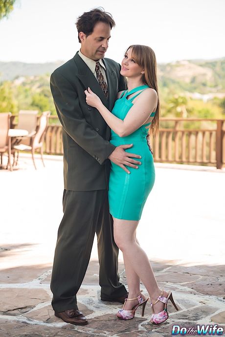 赤毛のアメリカ人MILFマリー・マクレイはリビングルームで巨根の男とセックスをする