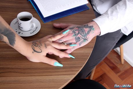 金髮妻子 Kira Sex 被黑人幹了陰部和屁股