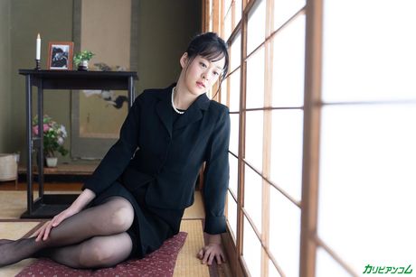 アジアのママ、エリ・サエキは未亡人に彼女の猫を食べさせられ、ペニスを犯される