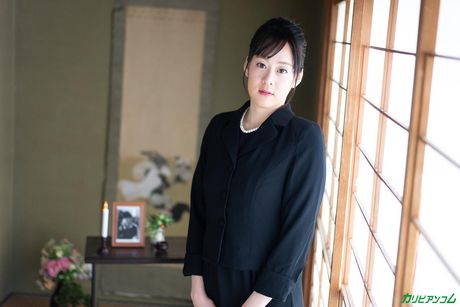 亞洲媽媽 Eri Saeki 的陰部被鰥夫舔掉並幹掉