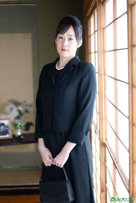 アジアのママ、エリ・サエキは未亡人に彼女の猫を食べさせられ、ペニスを犯される