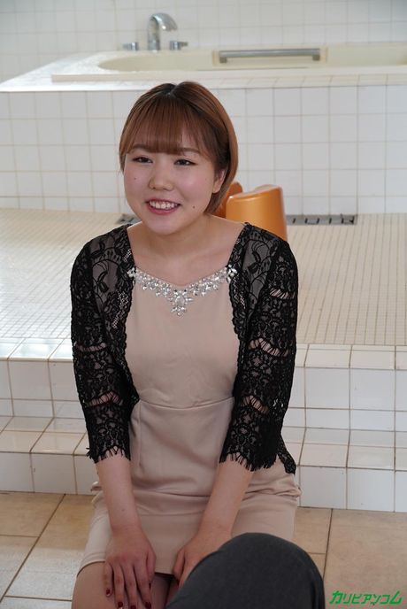 Asiatisk teenager Mayu Komikawa får en fisse slikning og en god pik i et badekar