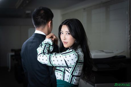 亞洲女孩 Emiri Momota 在沙發上被舔陰乾