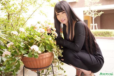 アジアのポルノスター、日向杏がおっぱいを見せてオマンコをこすります