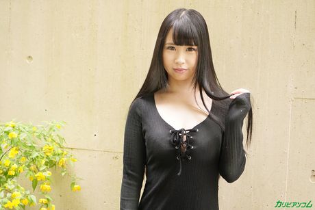 アジアのポルノスター、日向杏がおっぱいを見せてオマンコをこすります