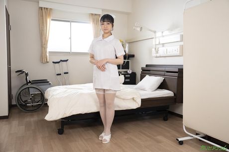 亞洲護士 Satomi Inoue 的巨大乳房和陰部被病人操